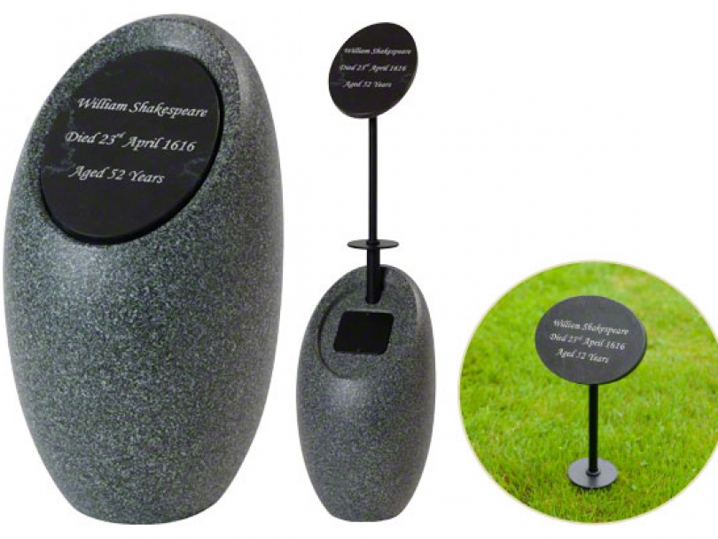 Дизайнеры создали урну с миниатюрным памятником