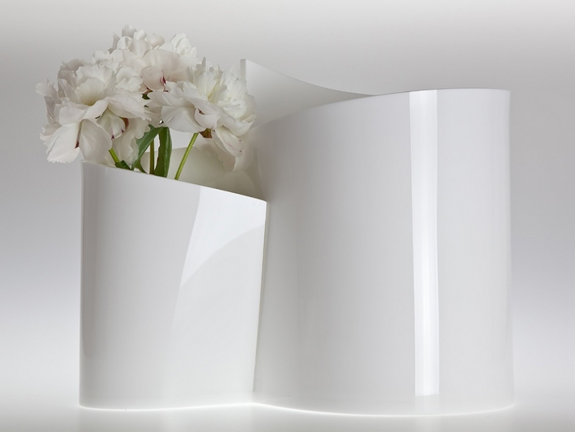 Дизайнеры предложили соединить урну для праха и вазу для цветов